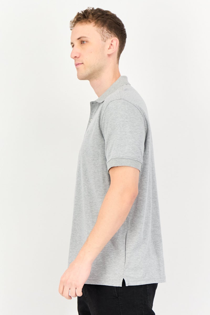 Chaps تي شيرت بولو قصير الأكمام للرجال بتصميم عادي وشعار مطرز، رمادي - Image 2